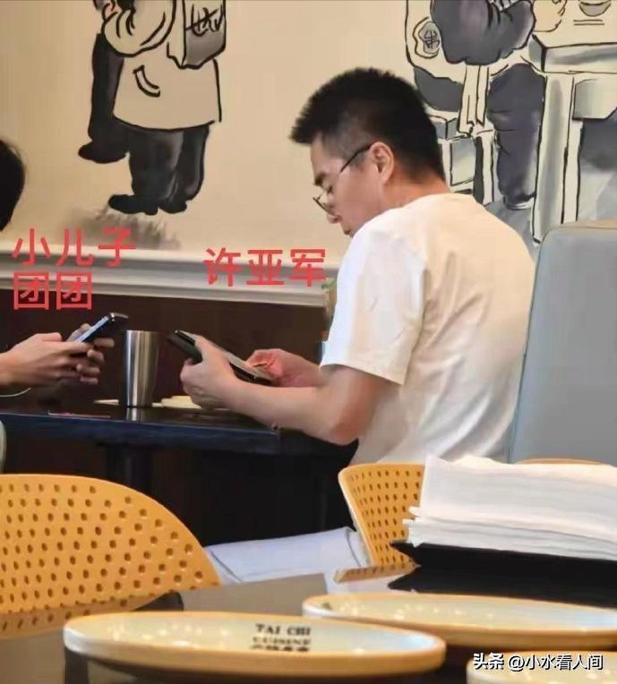 何晴去世30天，许亚军终于发声，连续两次“示爱”，才知他多体面