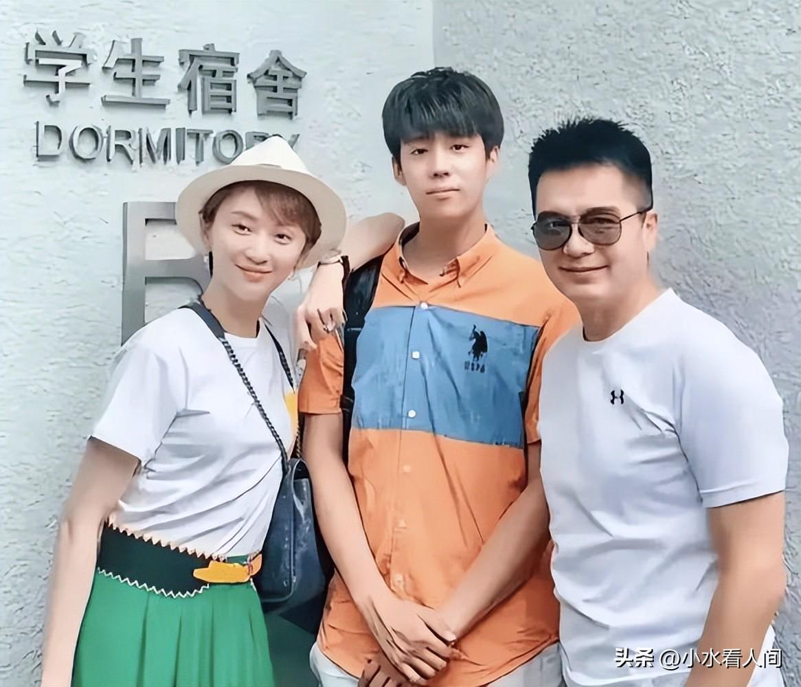 何晴去世30天，许亚军终于发声，连续两次“示爱”，才知他多体面