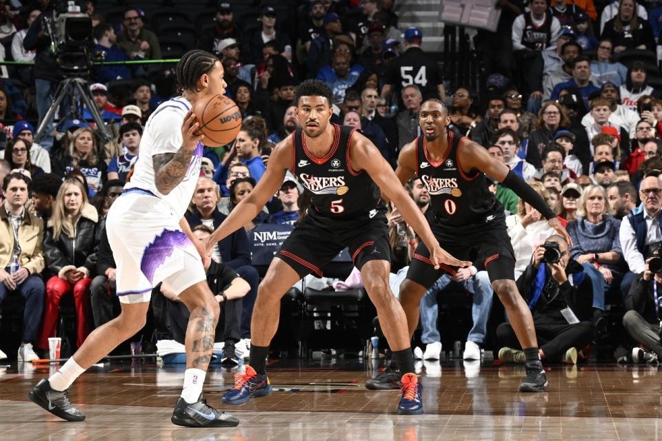 华体会HTH-76人险胜送爵士7连败：马克西25+6沃克22+10 乔治30分