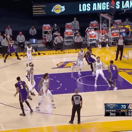 1610787383594011653.gif 华体会体育-36岁了还玩隔人飞扣!湖人三分和防守比老詹更闪耀